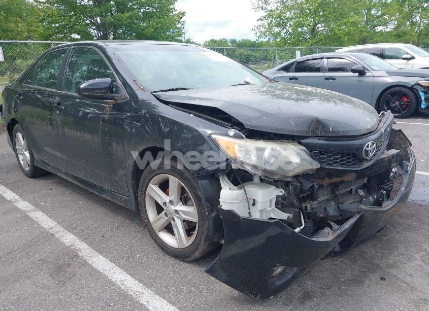 2014 Toyota Camry SE (VIN 4T1BF1FK8EU350896) main photo