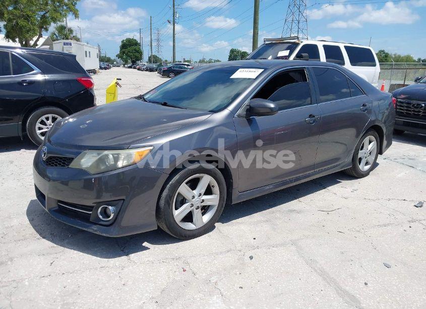 Photo 2 of 2014 Toyota Camry SE (VIN 4T1BF1FK8EU396728)