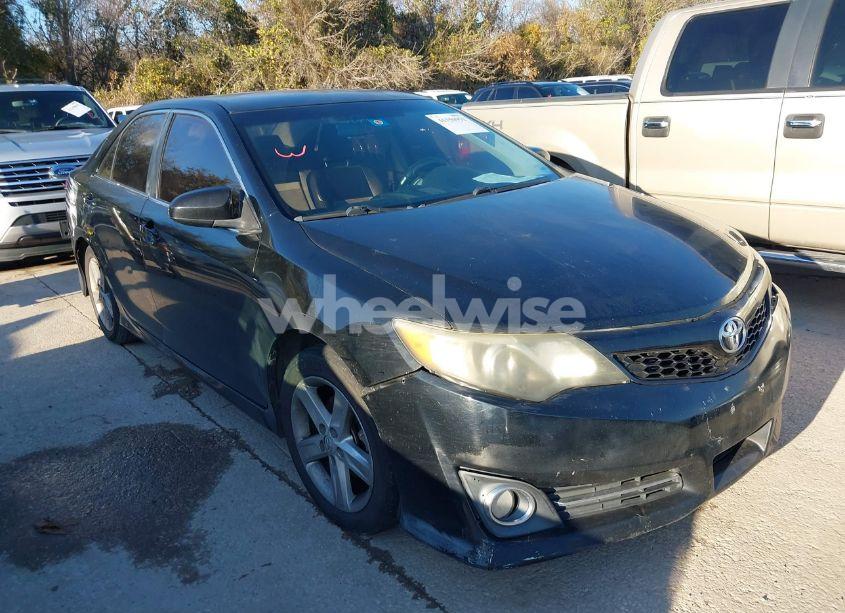 2014 Toyota Camry SE (VIN 4T1BF1FK8EU403547) main photo