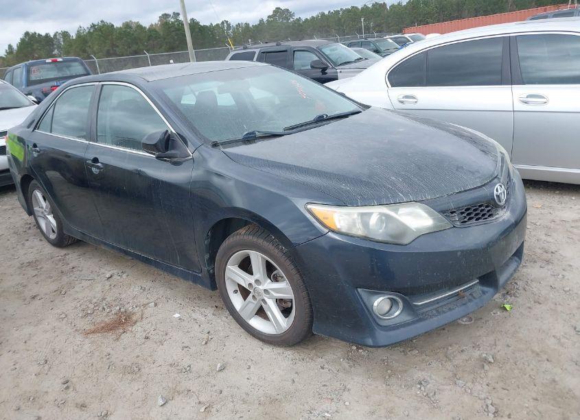 2014 Toyota Camry SE (VIN 4T1BF1FK8EU430022) main photo