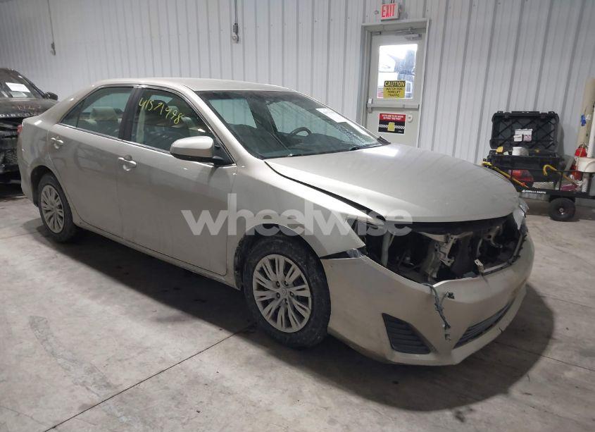 2014 Toyota Camry LE (VIN 4T1BF1FK8EU443630) main photo
