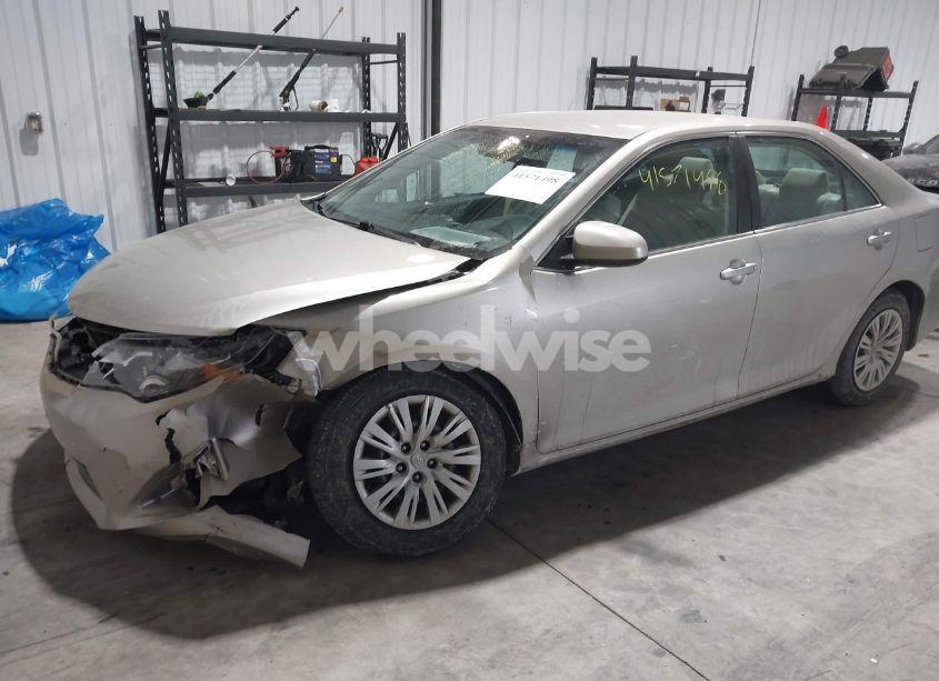 Photo 2 of 2014 Toyota Camry LE (VIN 4T1BF1FK8EU443630)