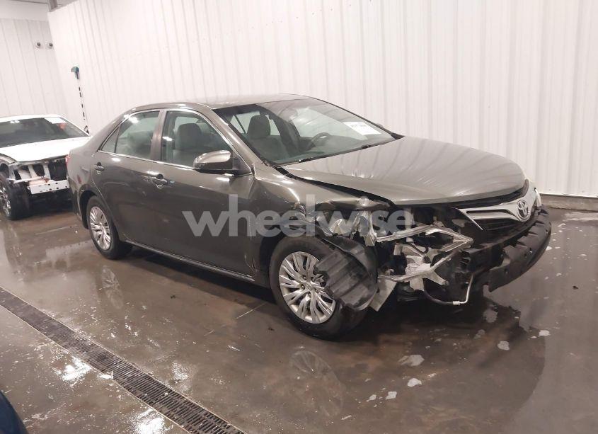 2014 Toyota Camry LE (VIN 4T1BF1FK8EU749498) main photo