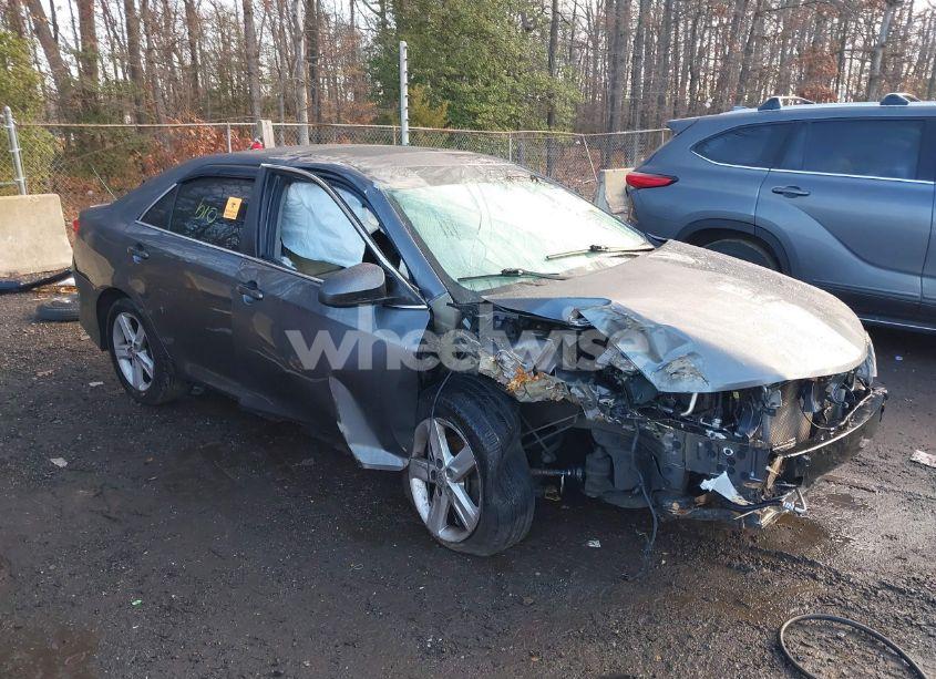 2014 Toyota Camry SE (VIN 4T1BF1FK8EU750912) main photo