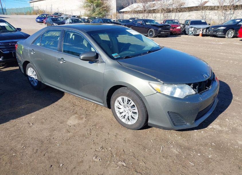 2014 Toyota Camry LE (VIN 4T1BF1FK8EU757150) main photo