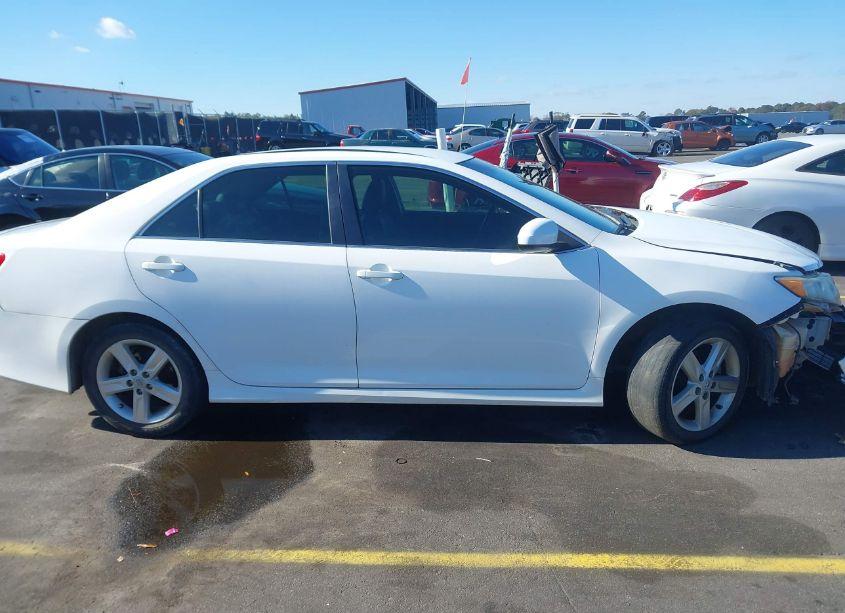 Photo 13 of 2014 Toyota Camry SE (VIN 4T1BF1FK8EU765734)