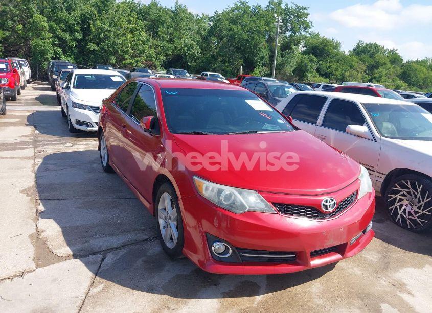 2014 Toyota Camry SE (VIN 4T1BF1FK8EU785708) main photo