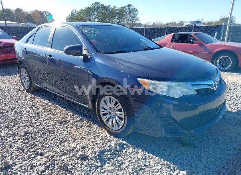 2014 Toyota Camry LE (VIN 4T1BF1FK8EU818075) main photo