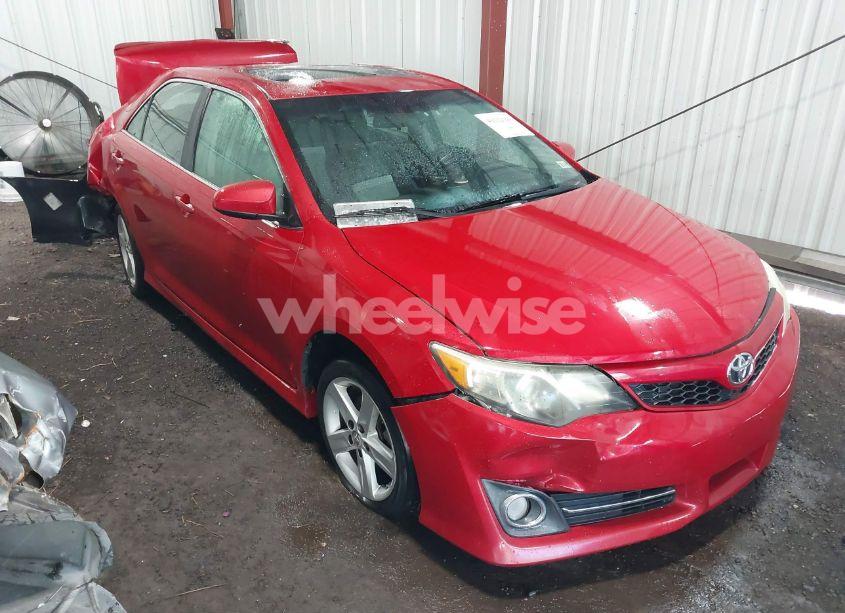 2014 Toyota Camry SE (VIN 4T1BF1FK8EU821302) main photo