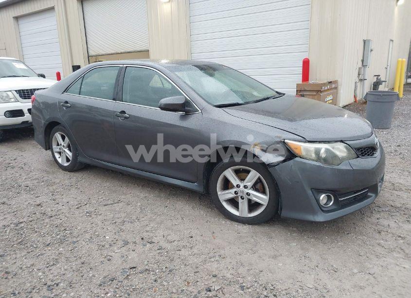 2014 Toyota Camry SE (VIN 4T1BF1FK8EU825608) main photo