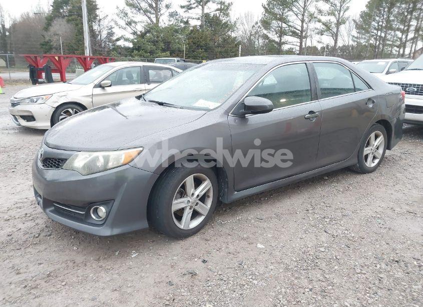 Photo 2 of 2014 Toyota Camry SE (VIN 4T1BF1FK8EU825608)