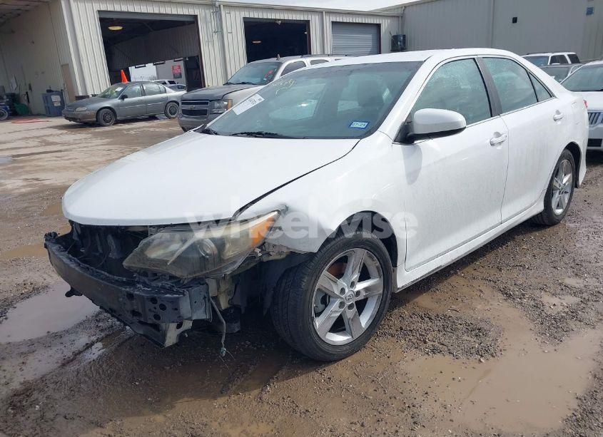 Photo 2 of 2014 Toyota Camry SE (VIN 4T1BF1FK8EU839671)