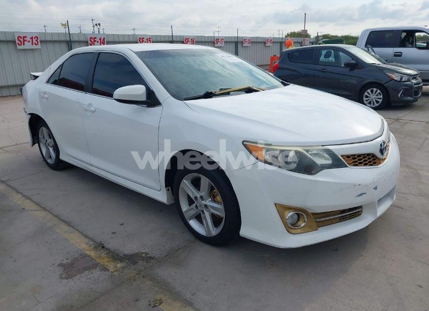 2014 Toyota Camry SE (VIN 4T1BF1FK8EU846278) main photo