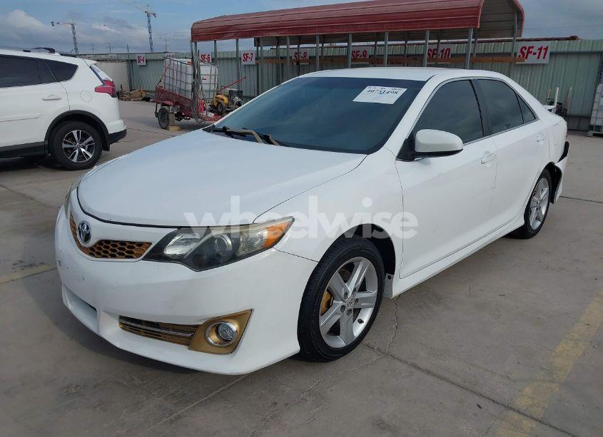 Photo 2 of 2014 Toyota Camry SE (VIN 4T1BF1FK8EU846278)