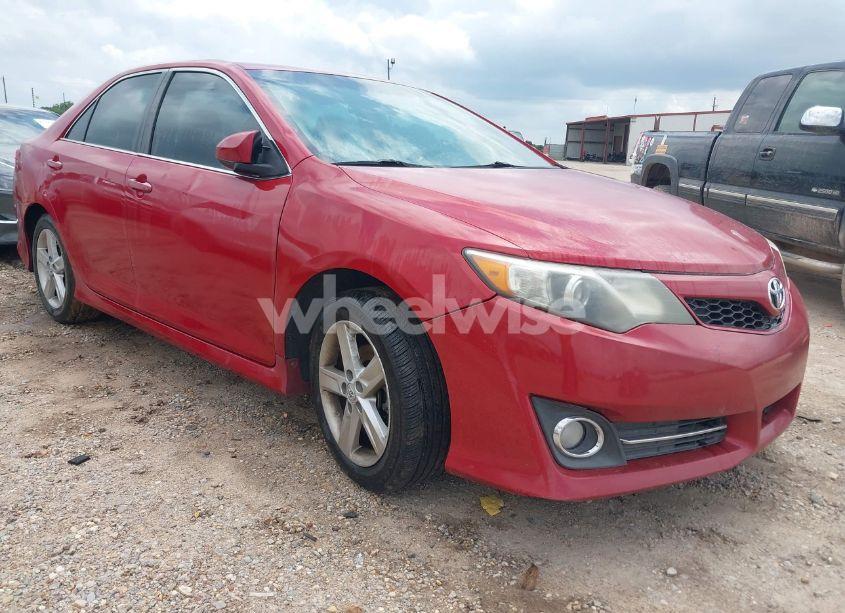 2014 Toyota Camry SE (VIN 4T1BF1FK8EU867924) main photo