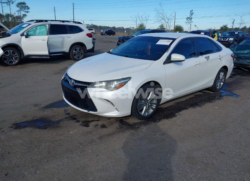Photo 2 of 2015 Toyota Camry SE (VIN 4T1BF1FK8FU001030)
