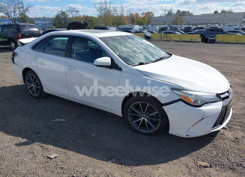 2015 Toyota Camry XSE (VIN 4T1BF1FK8FU040068) main photo