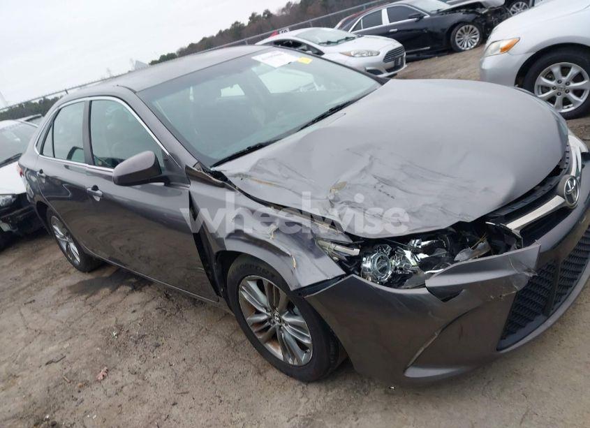 2015 Toyota Camry SE (VIN 4T1BF1FK8FU043648) main photo