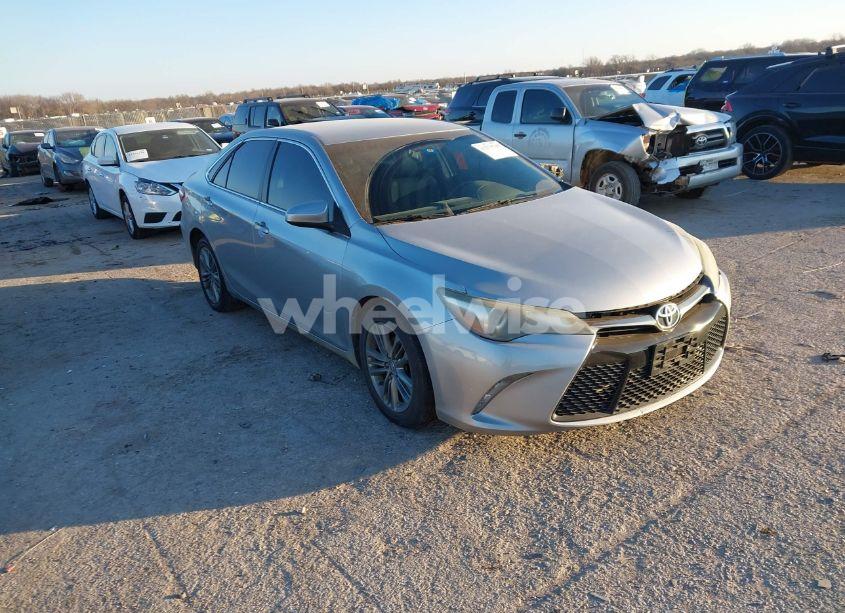 2015 Toyota Camry SE (VIN 4T1BF1FK8FU046257) main photo