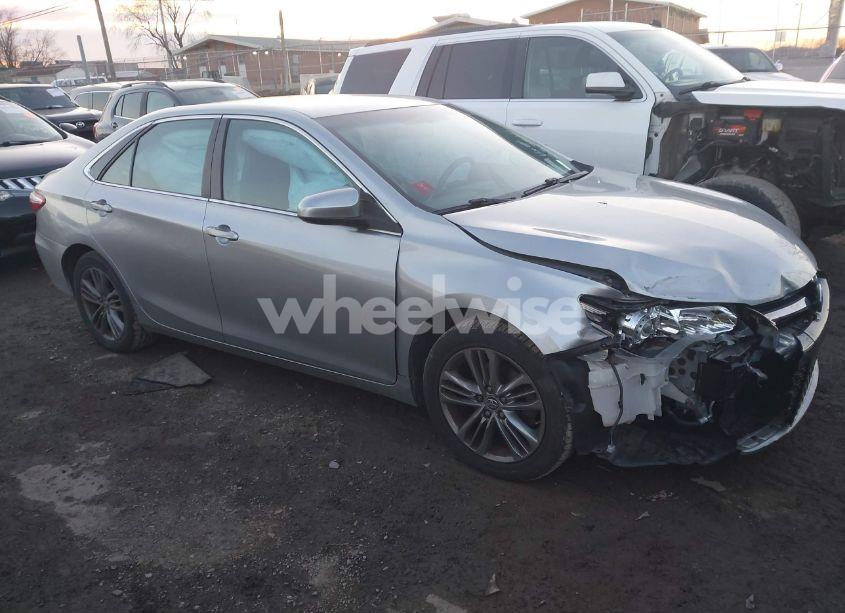 2015 Toyota Camry SE (VIN 4T1BF1FK8FU053841) main photo