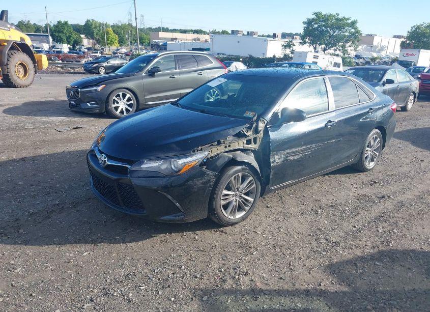 Photo 2 of 2015 Toyota Camry SE (VIN 4T1BF1FK8FU930442)