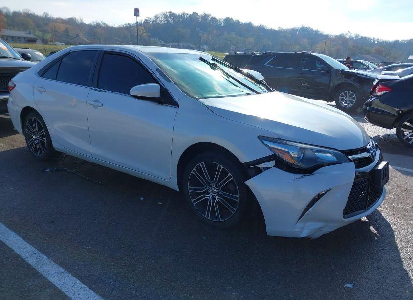 2016 Toyota Camry SE (VIN 4T1BF1FK8GU143024) main photo