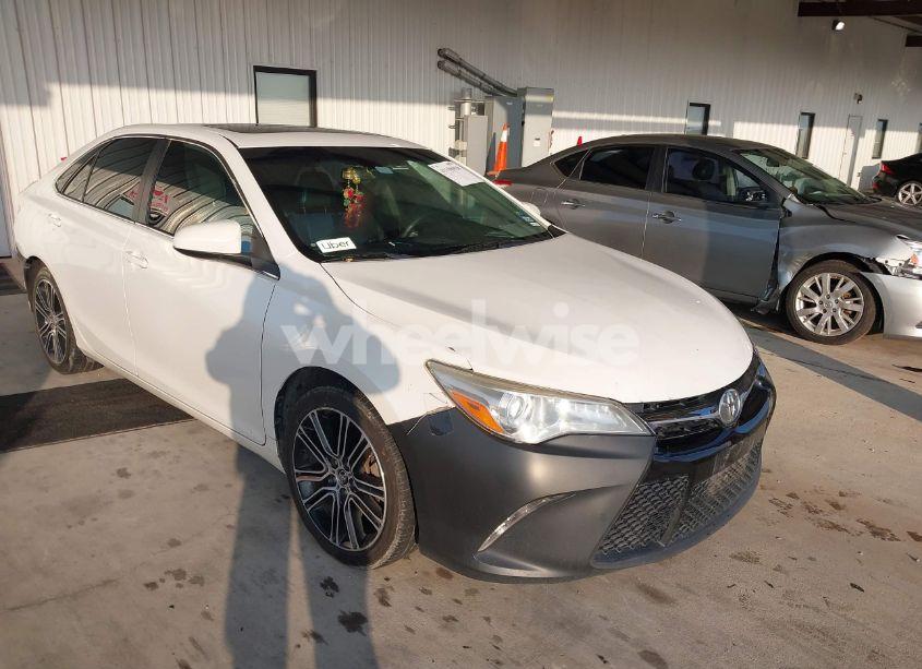 2016 Toyota Camry SE (VIN 4T1BF1FK8GU162253) main photo