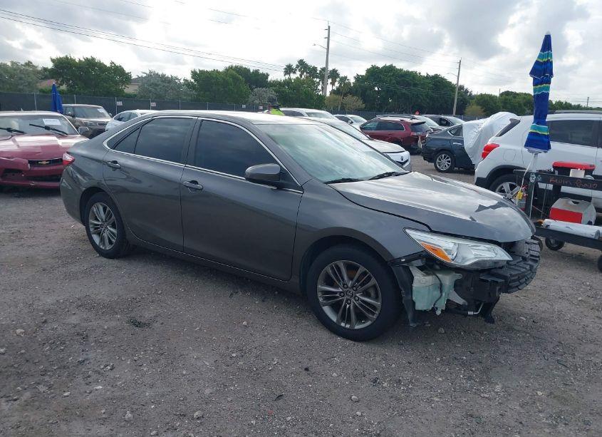 2016 Toyota Camry SE (VIN 4T1BF1FK8GU519611) main photo