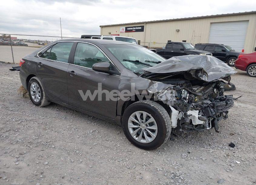 2016 Toyota Camry LE (VIN 4T1BF1FK8GU543973) main photo