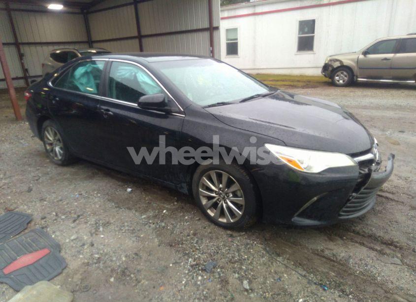 2017 Toyota Camry XLE (VIN 4T1BF1FK8HU321080) main photo