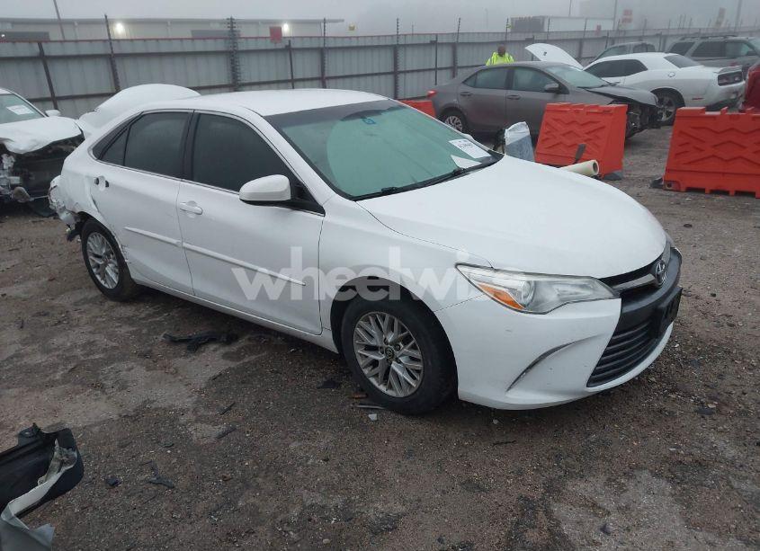 2017 Toyota Camry LE (VIN 4T1BF1FK8HU324075) main photo