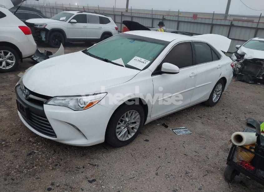 Photo 2 of 2017 Toyota Camry LE (VIN 4T1BF1FK8HU324075)