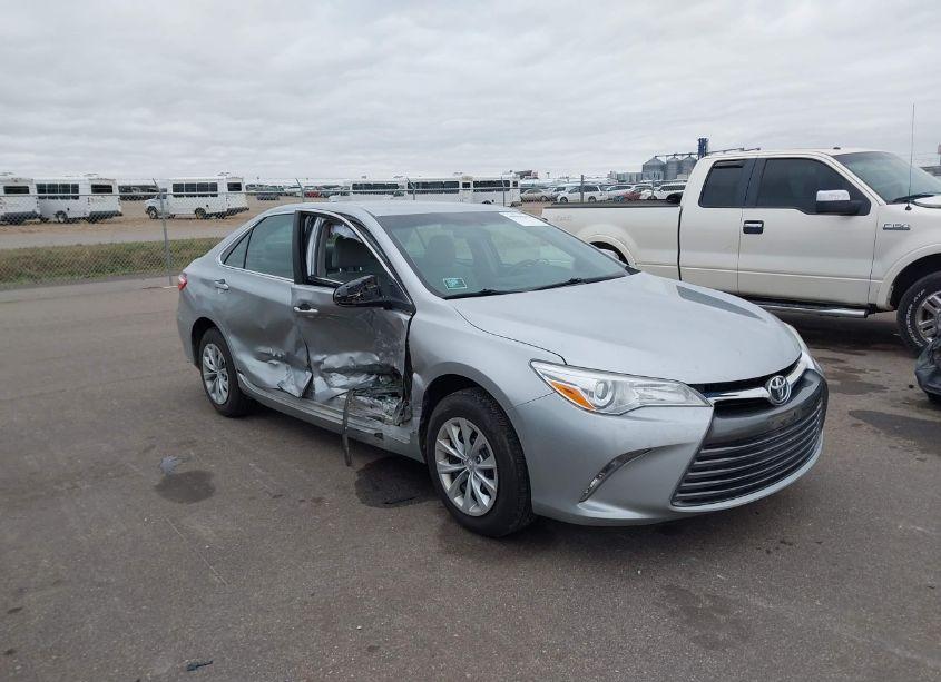 2017 Toyota Camry LE (VIN 4T1BF1FK8HU415590) main photo