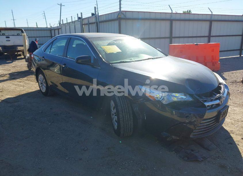 2017 Toyota Camry LE (VIN 4T1BF1FK8HU712794) main photo