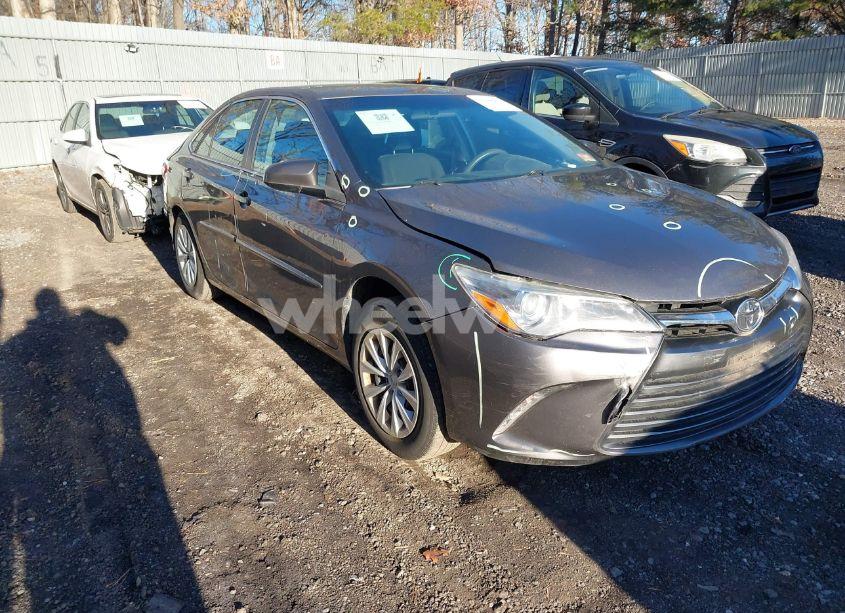 2017 Toyota Camry LE (VIN 4T1BF1FK8HU747576) main photo