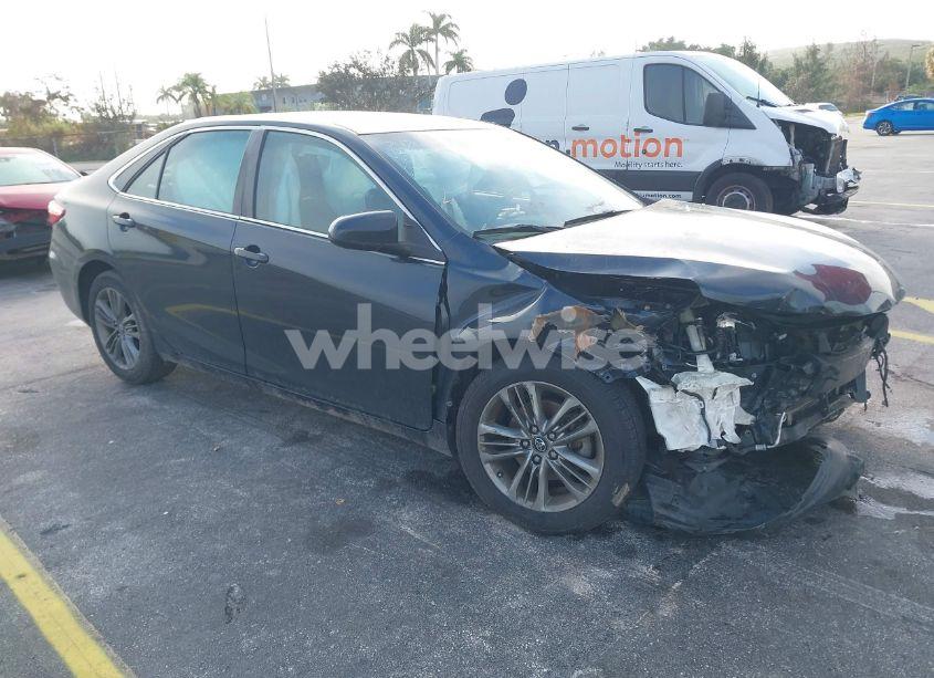 2017 Toyota Camry SE (VIN 4T1BF1FK8HU747688) main photo