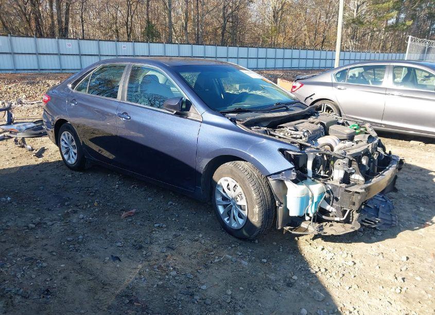 2017 Toyota Camry LE (VIN 4T1BF1FK8HU768072) main photo