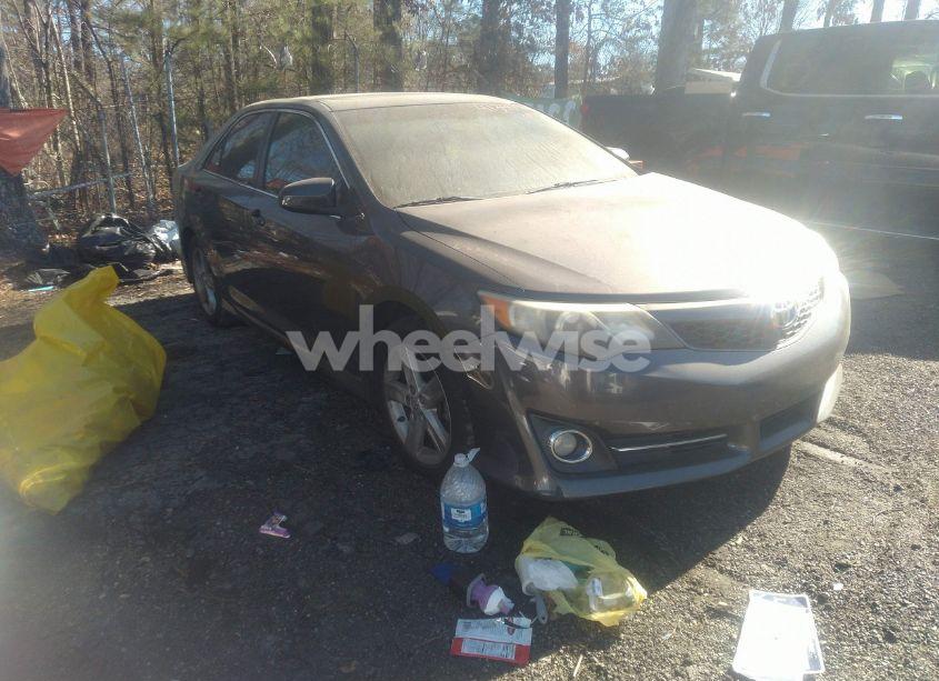 2014 Toyota Camry SE (VIN 4T1BF1FK9EU301108) main photo