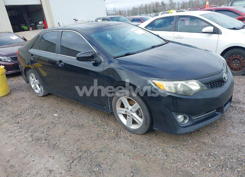 2014 Toyota Camry SE (VIN 4T1BF1FK9EU309791) main photo