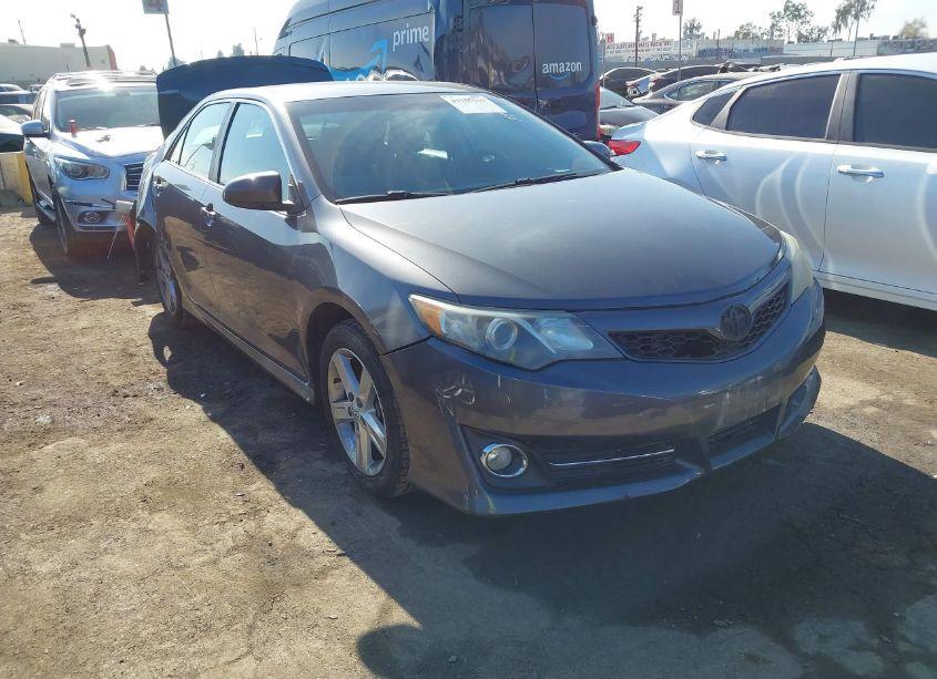 2014 Toyota Camry SE (VIN 4T1BF1FK9EU325683) main photo