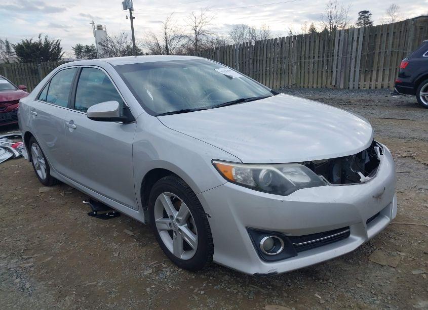 2014 Toyota Camry SE (VIN 4T1BF1FK9EU330494) main photo