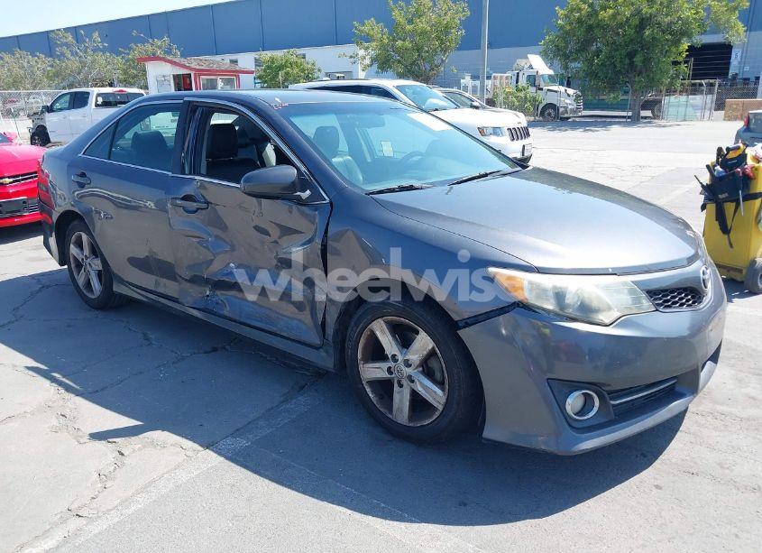 2014 Toyota Camry SE (VIN 4T1BF1FK9EU344301) main photo