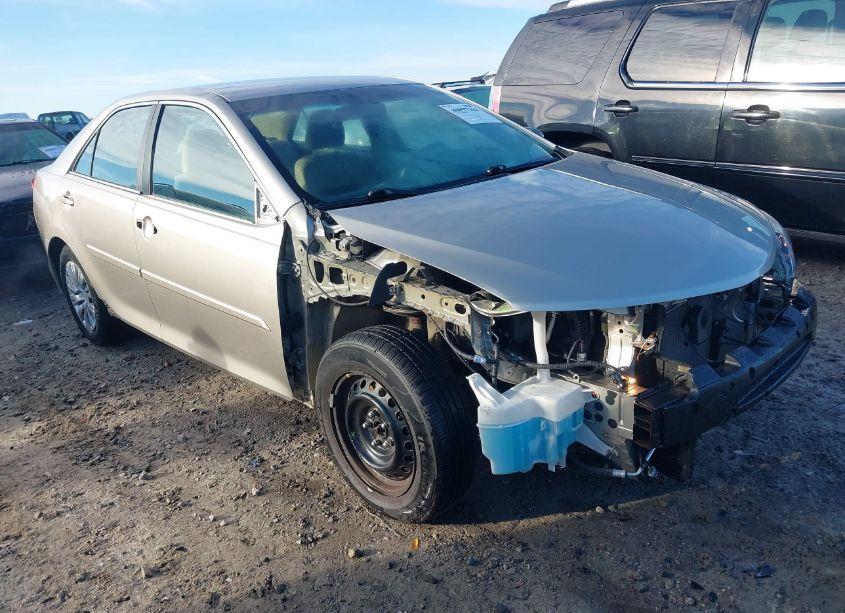 2014 Toyota Camry LE (VIN 4T1BF1FK9EU361714) main photo