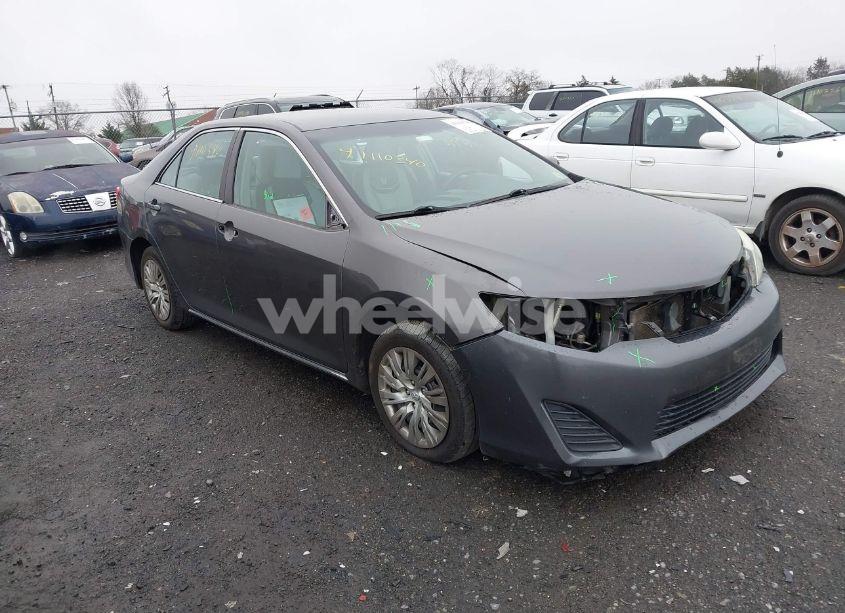 2014 Toyota Camry LE (VIN 4T1BF1FK9EU387066) main photo