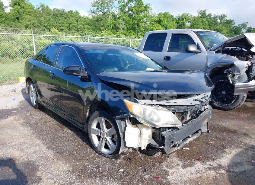 2014 Toyota Camry SE (VIN 4T1BF1FK9EU399878) main photo