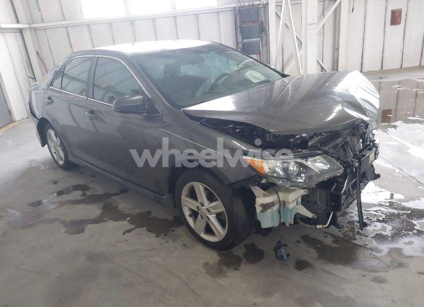 2014 Toyota Camry SE (VIN 4T1BF1FK9EU402889) main photo