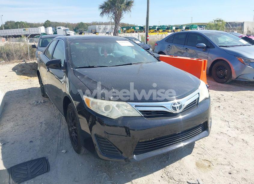 2014 Toyota Camry LE (VIN 4T1BF1FK9EU408305) main photo