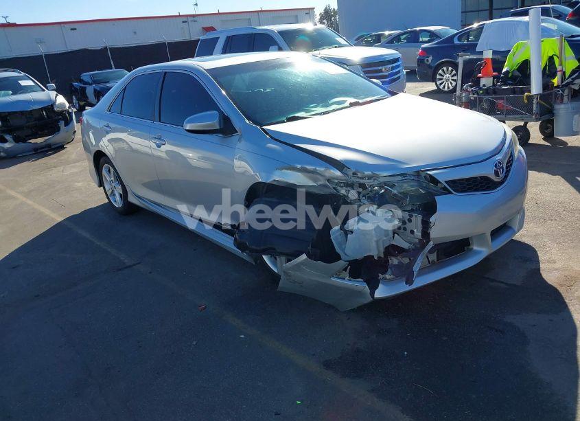2014 Toyota Camry SE (VIN 4T1BF1FK9EU411320) main photo