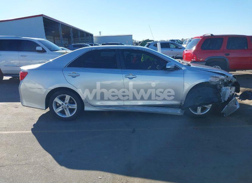 Photo 13 of 2014 Toyota Camry SE (VIN 4T1BF1FK9EU411320)