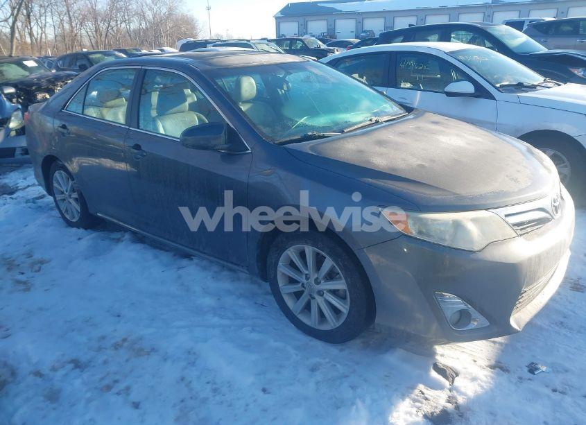 2014 Toyota Camry XLE (VIN 4T1BF1FK9EU727526) main photo